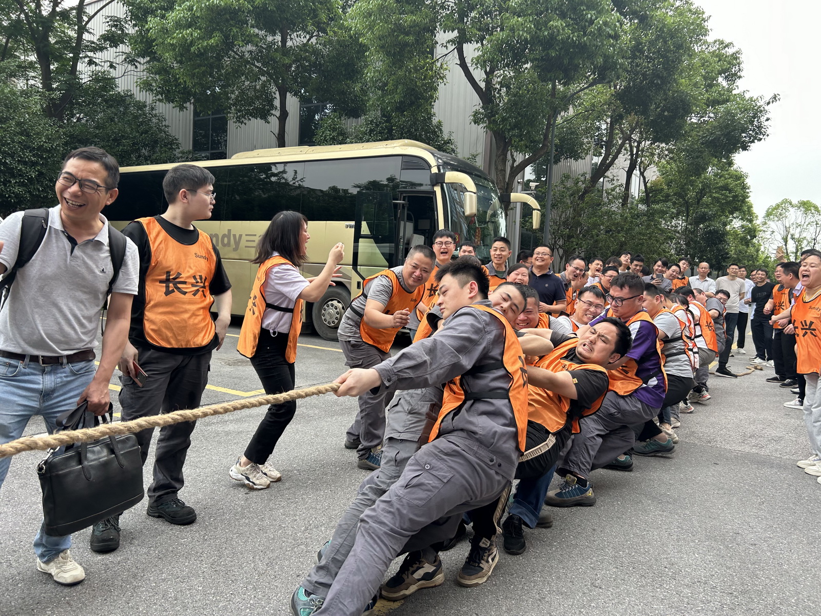 加油！加油！凝“繩”聚力，“三德杯”首屆拔河比賽火熱開賽